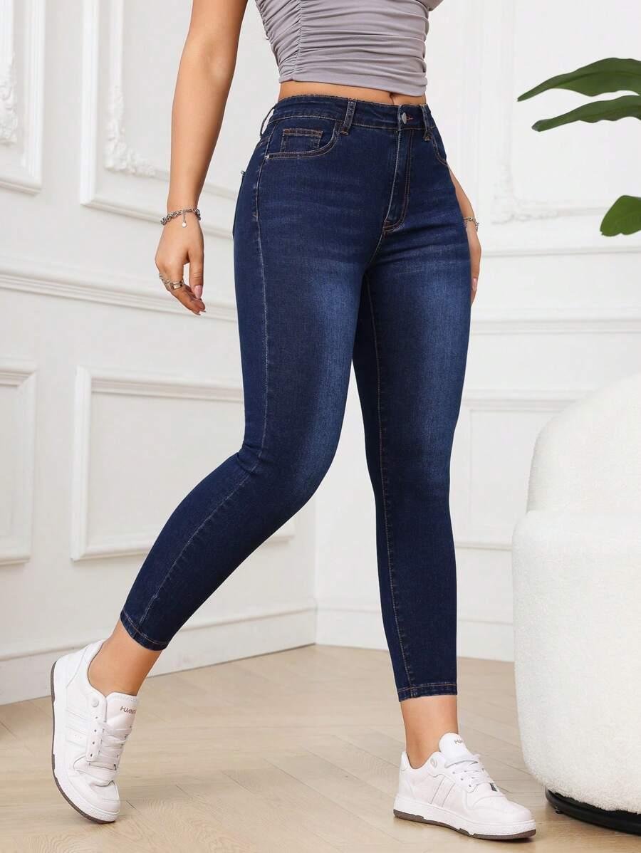 niebieskie spodnie jeans