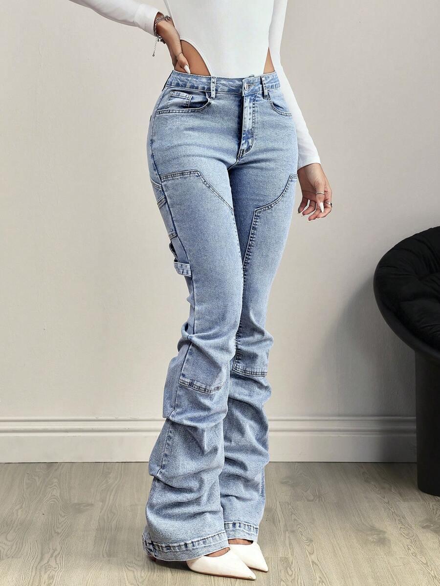 niebieskie spodnie jeans