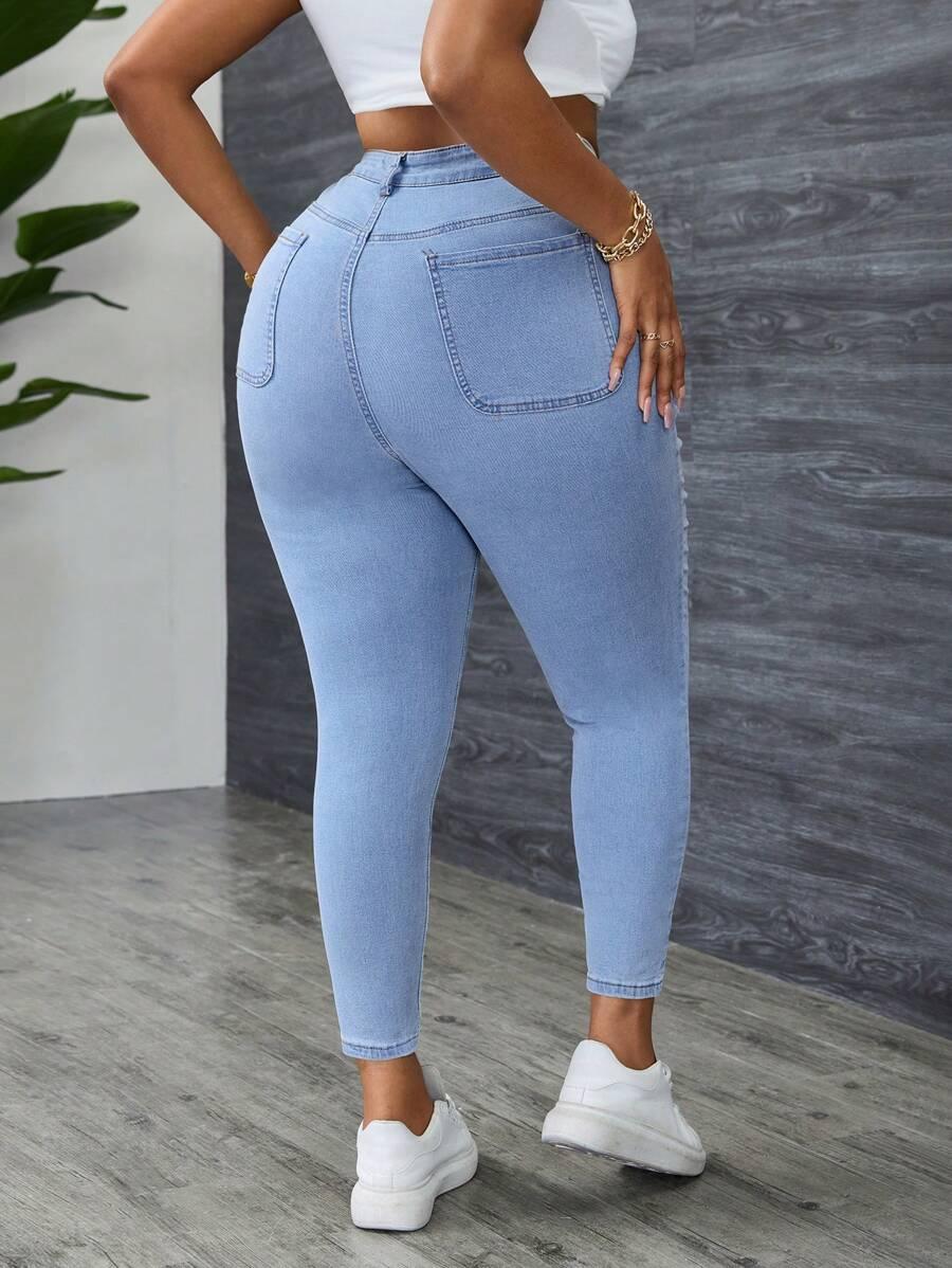 niebieskie spodnie jeansowe