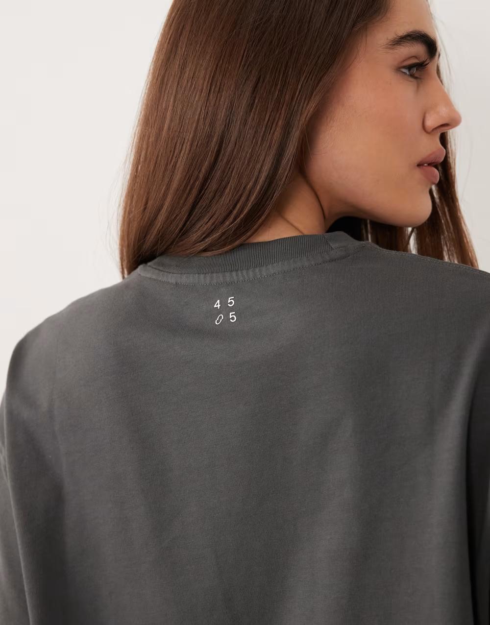 szary t-shirt oversize okrągły dekolt