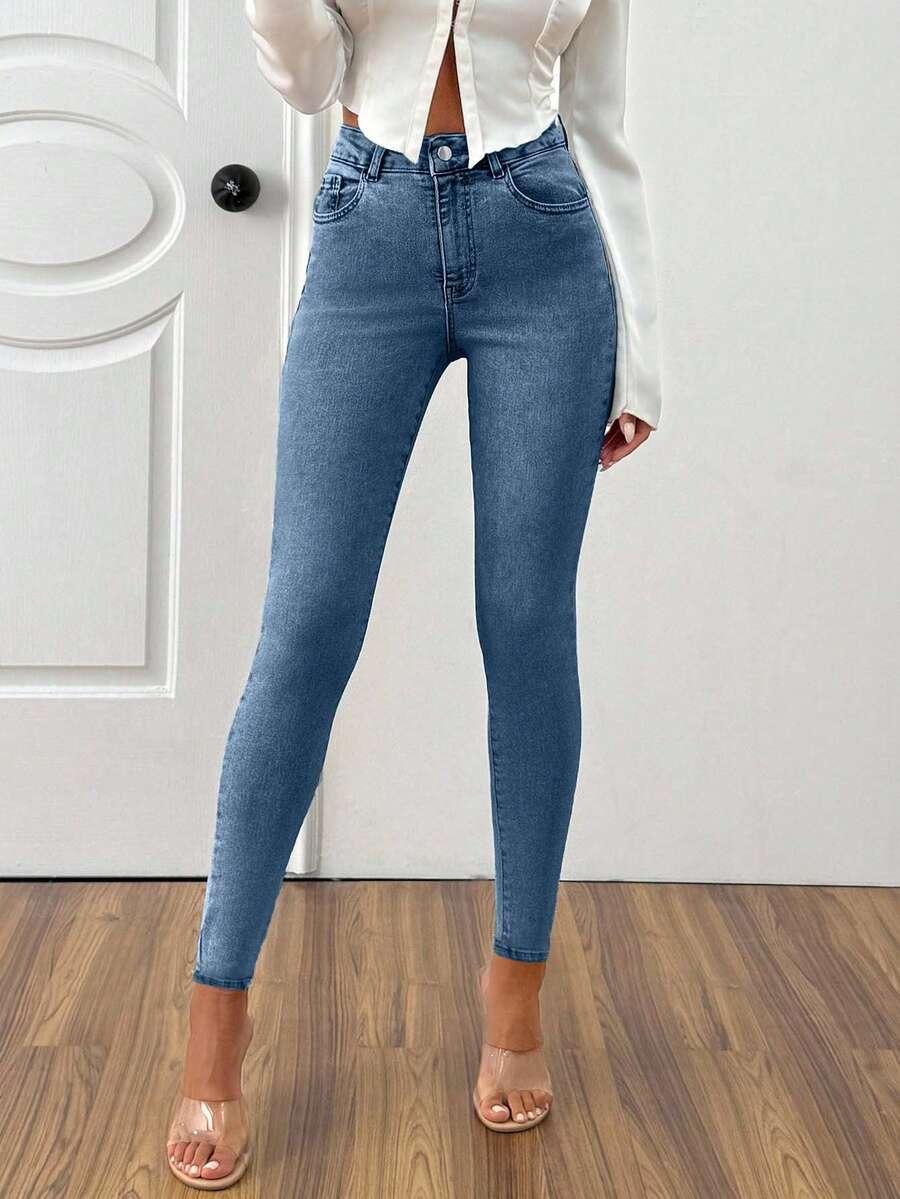 niebieskie jeansy rurki