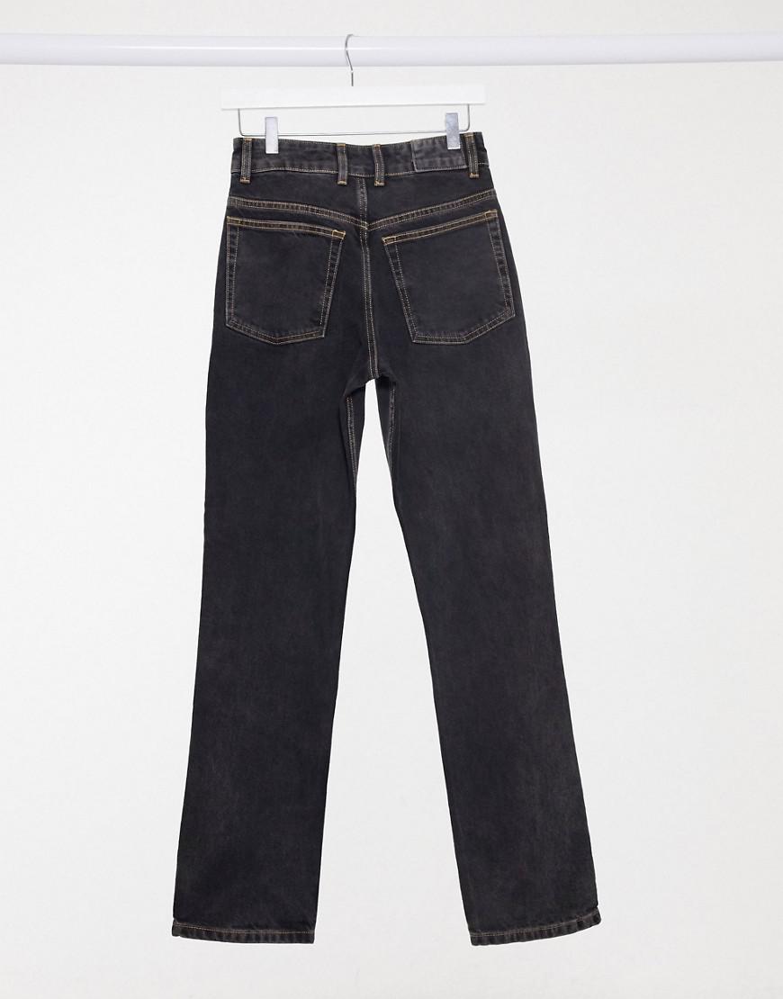czarne spodnie jeans 