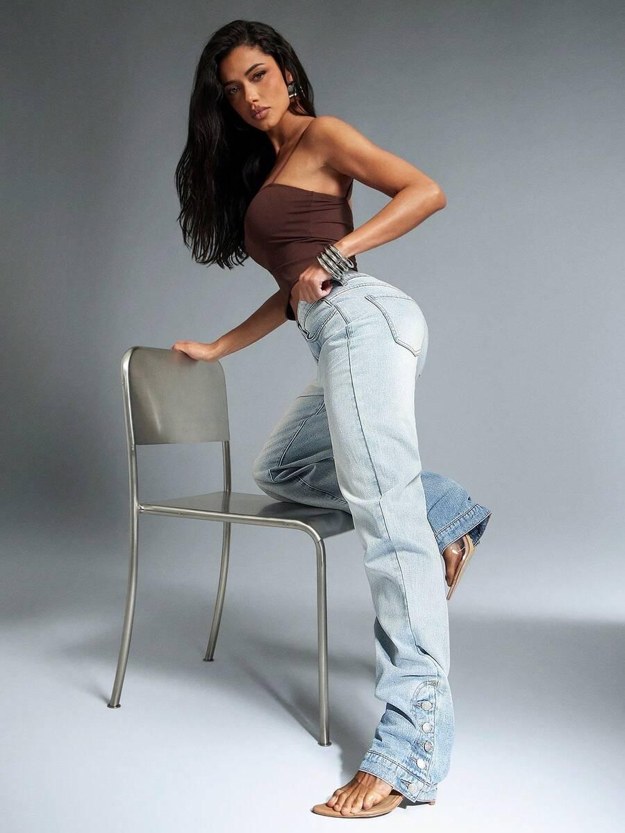 niebieskie spodnie jeans 
