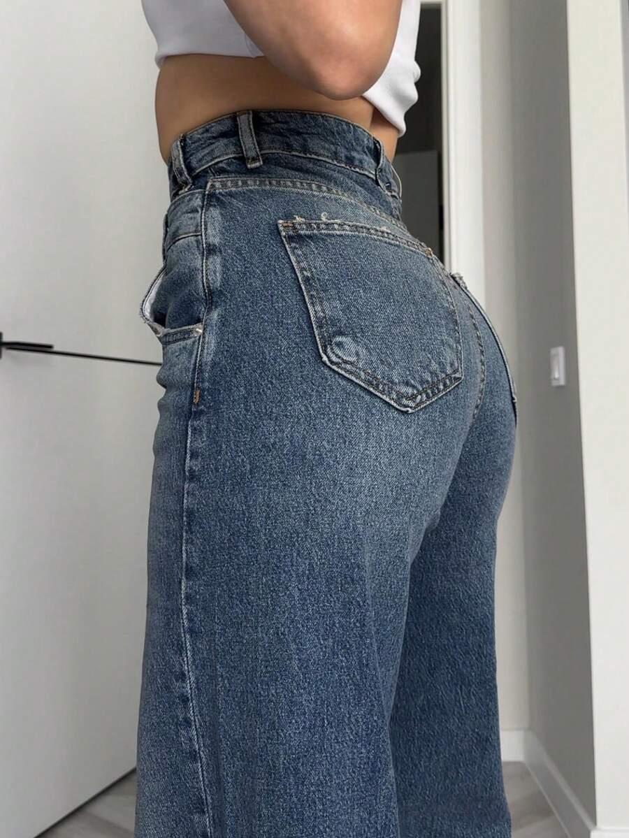 niebieskie spodnie jeans