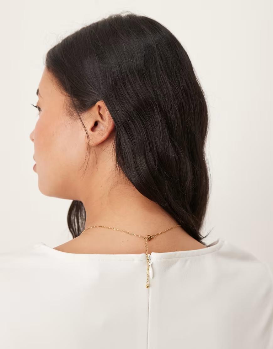 złoty łańcuszek na szyję