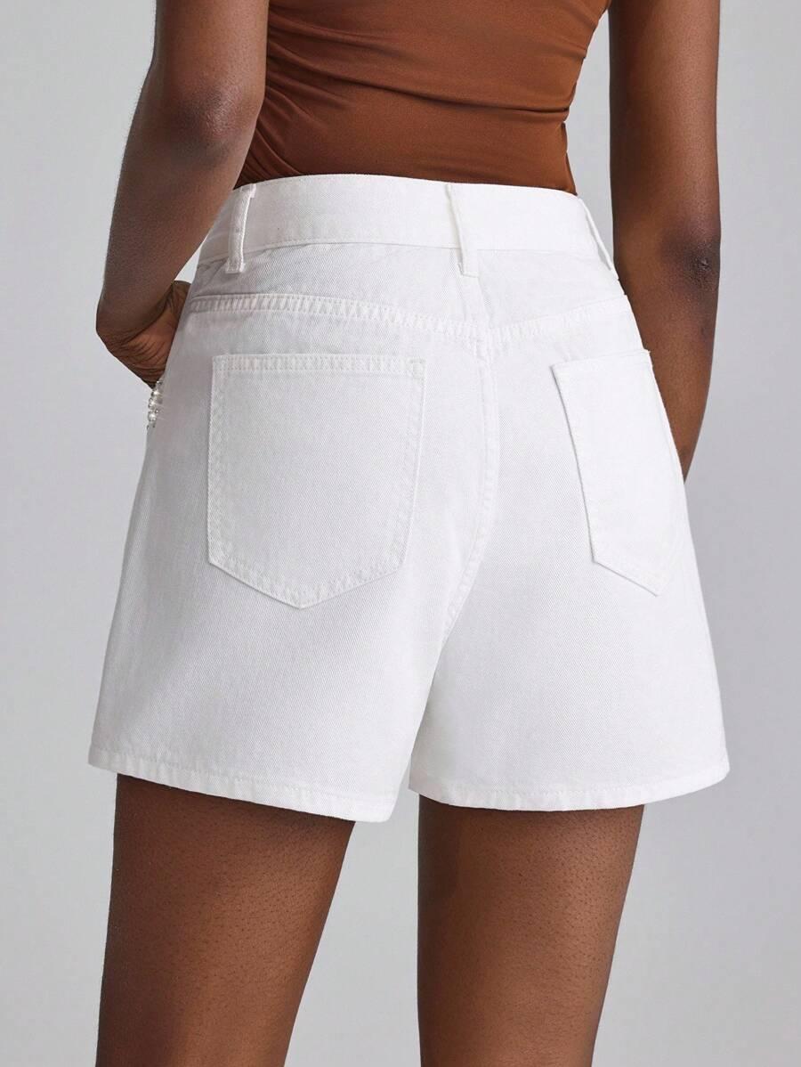 białe krótkie spodenki zdobienie