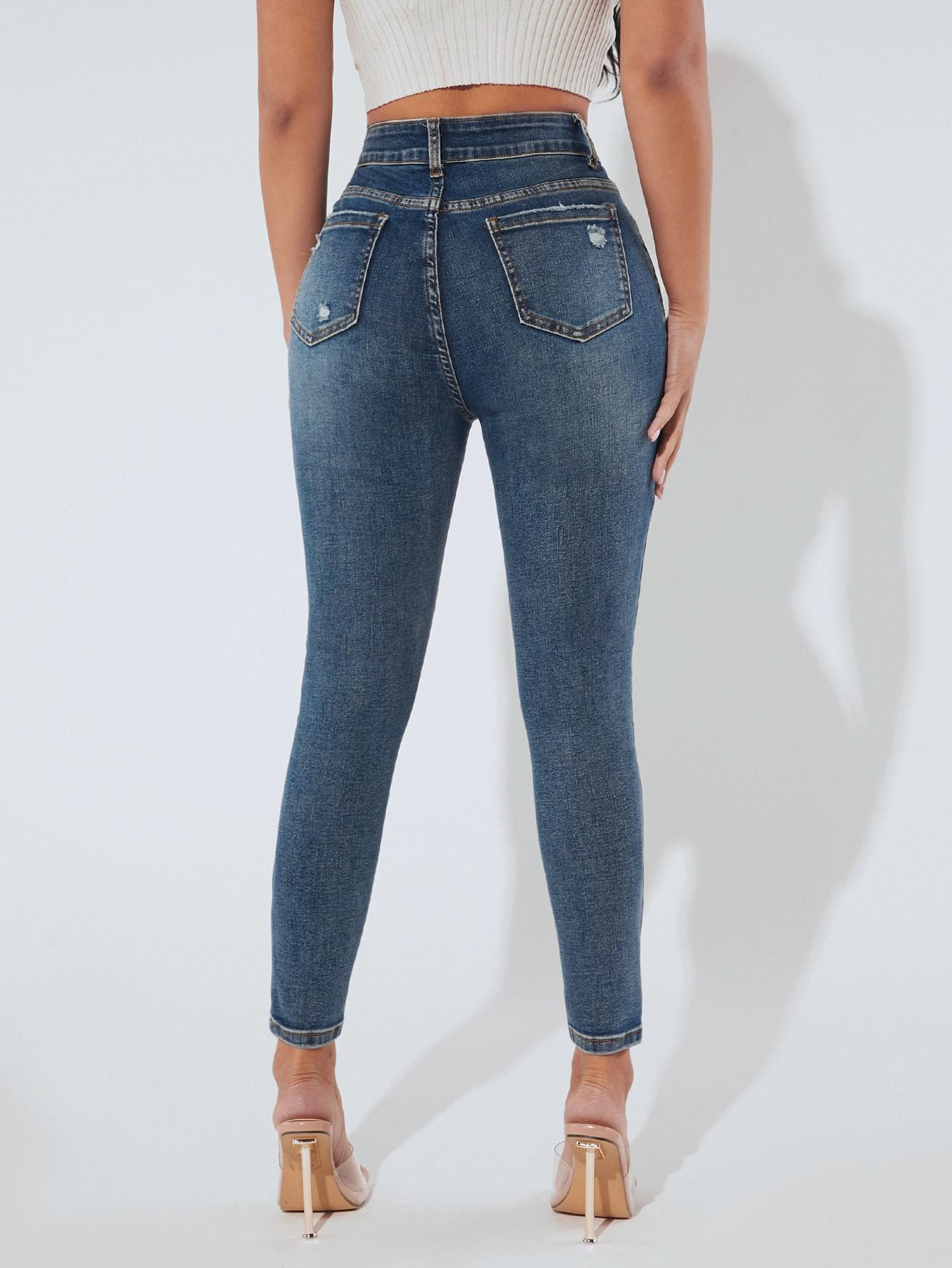 niebieskie spodnie jeans