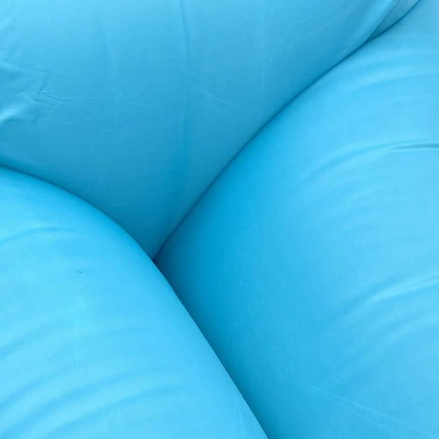 niebieska sofa dmuchana