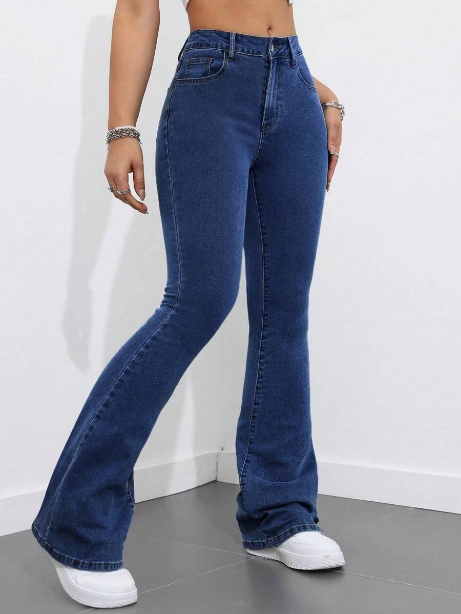 niebieskie spodnie jeans