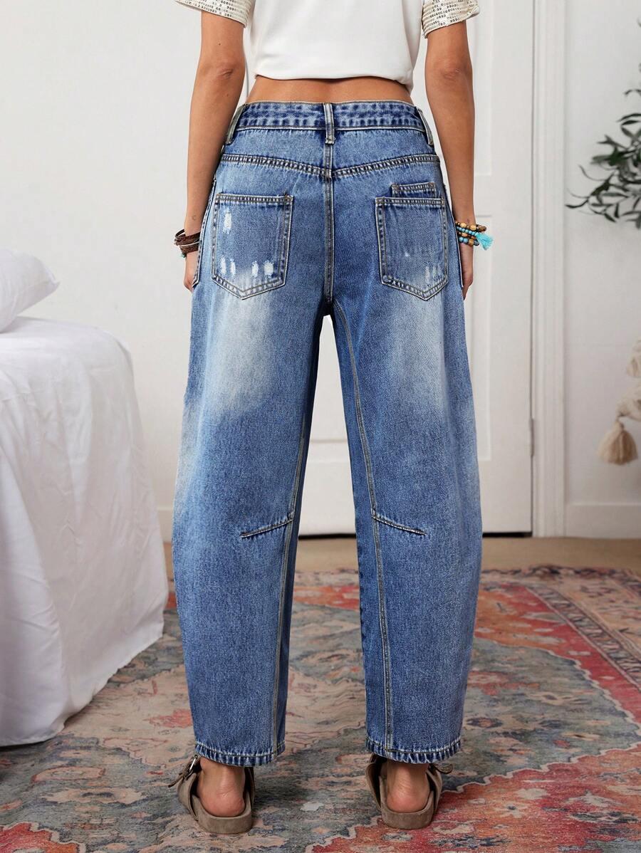 niebieskie spodnie jeans