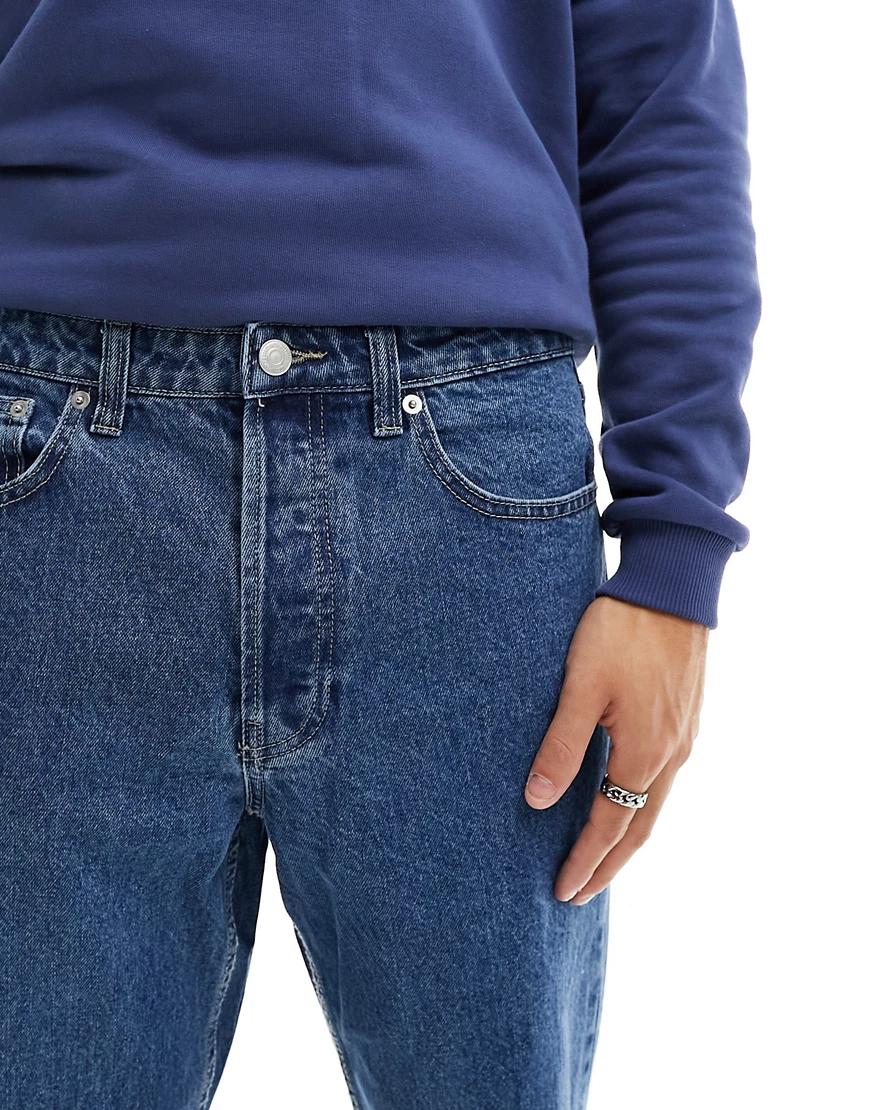 granatowe spodnie jeansowe prosta nogawka 