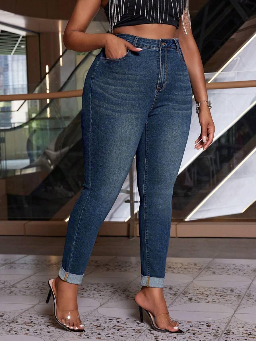 niebieskie spodnie jeans rurki