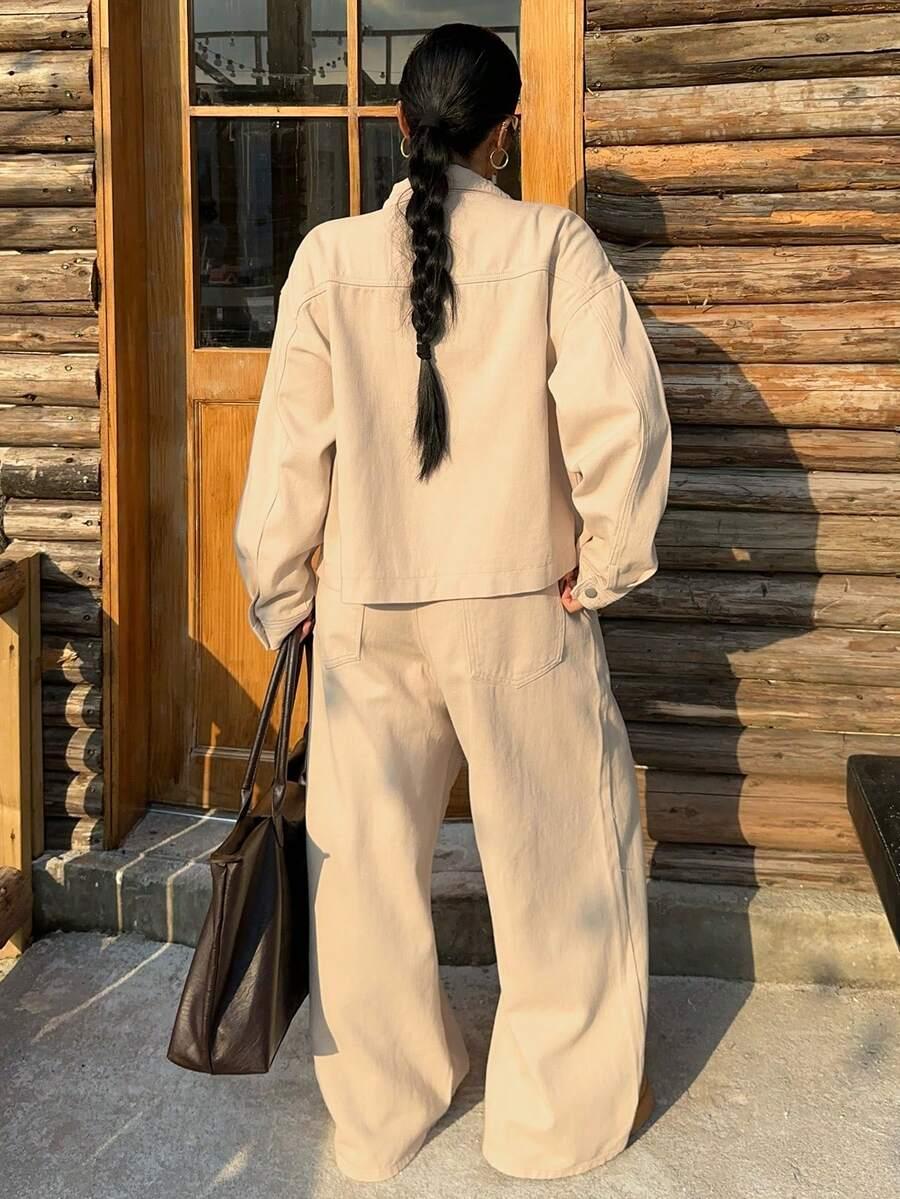beżowe spodnie jeans