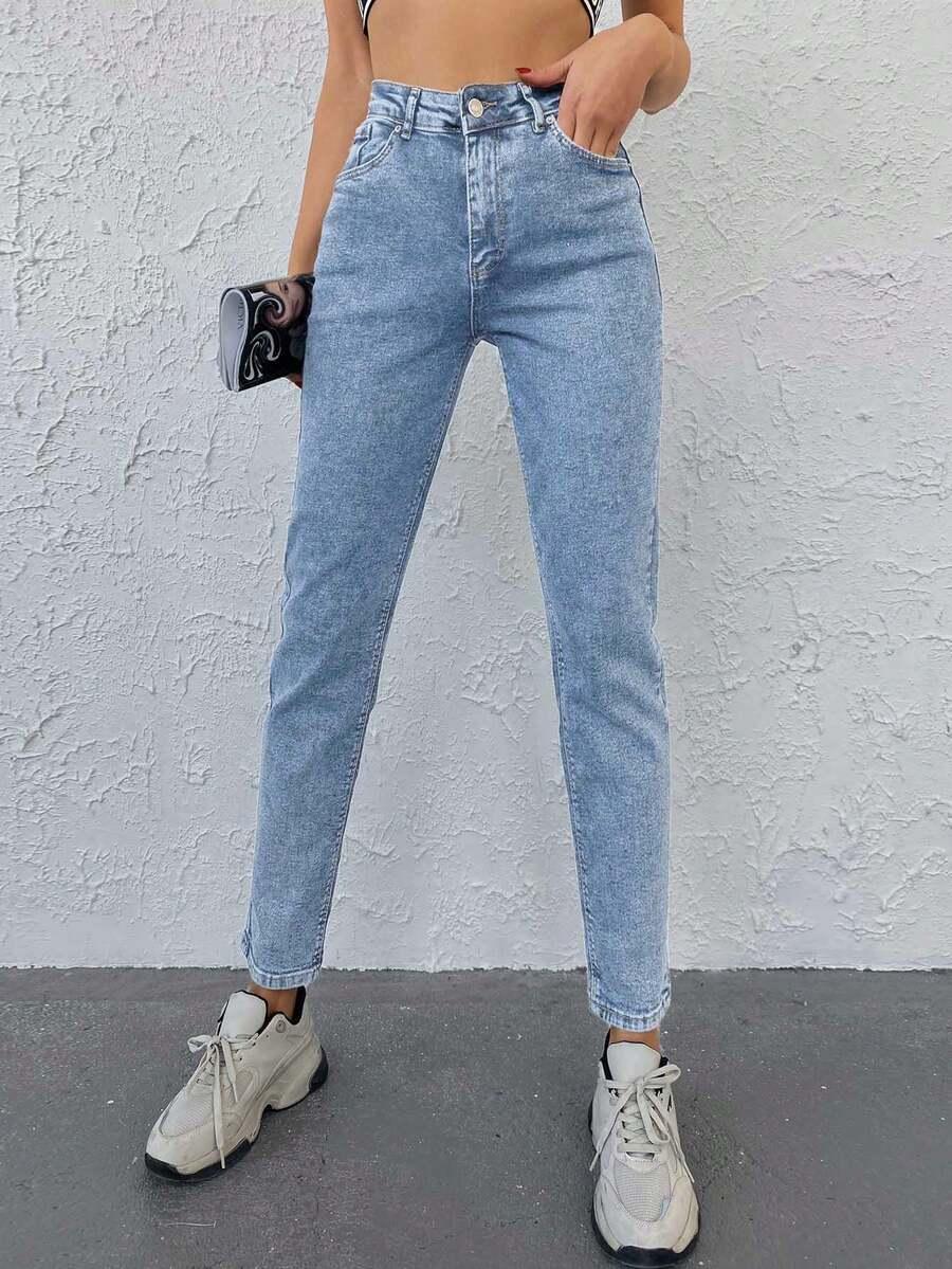 niebieskie spodnie jeans