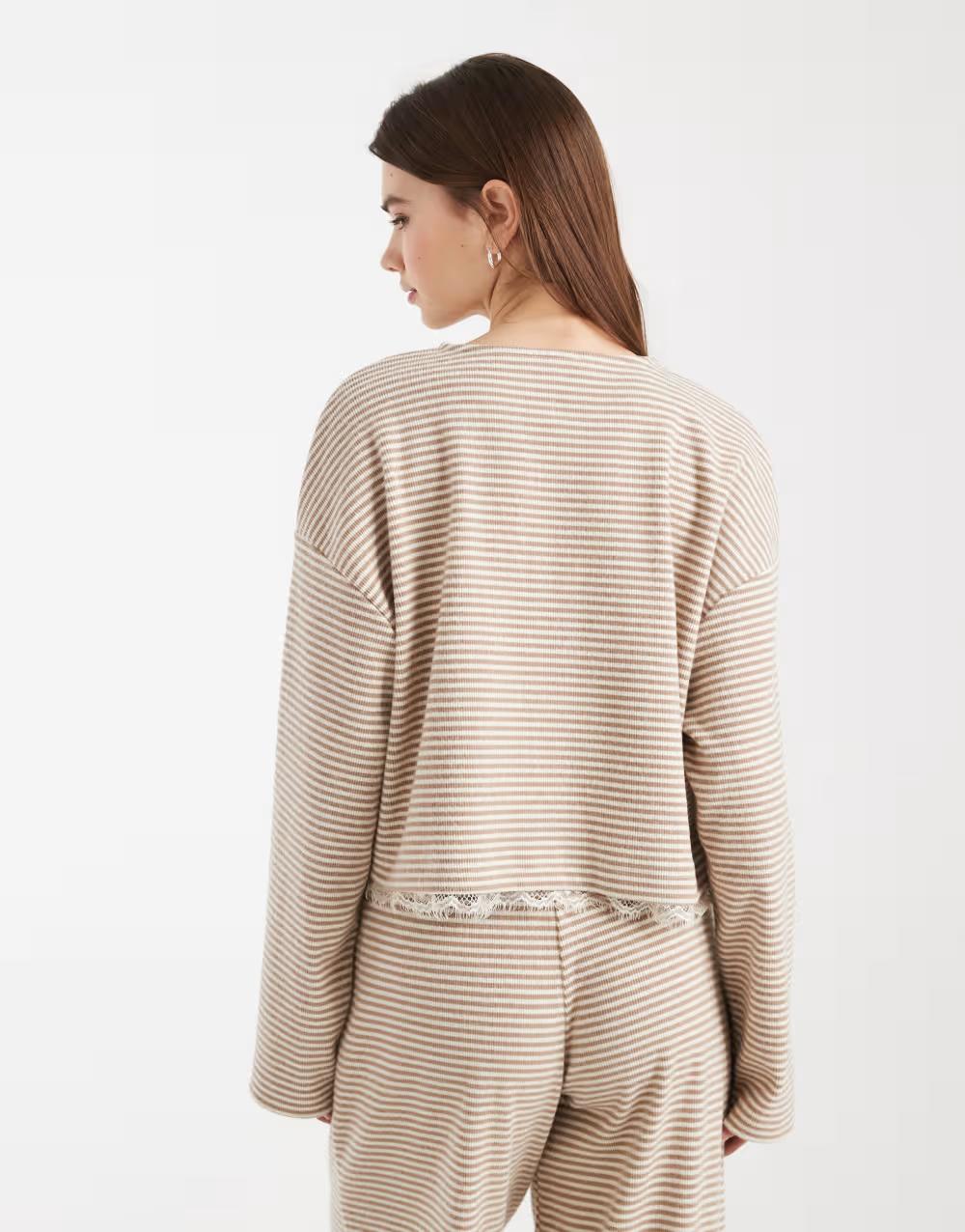 sweter wzór paski guziki
