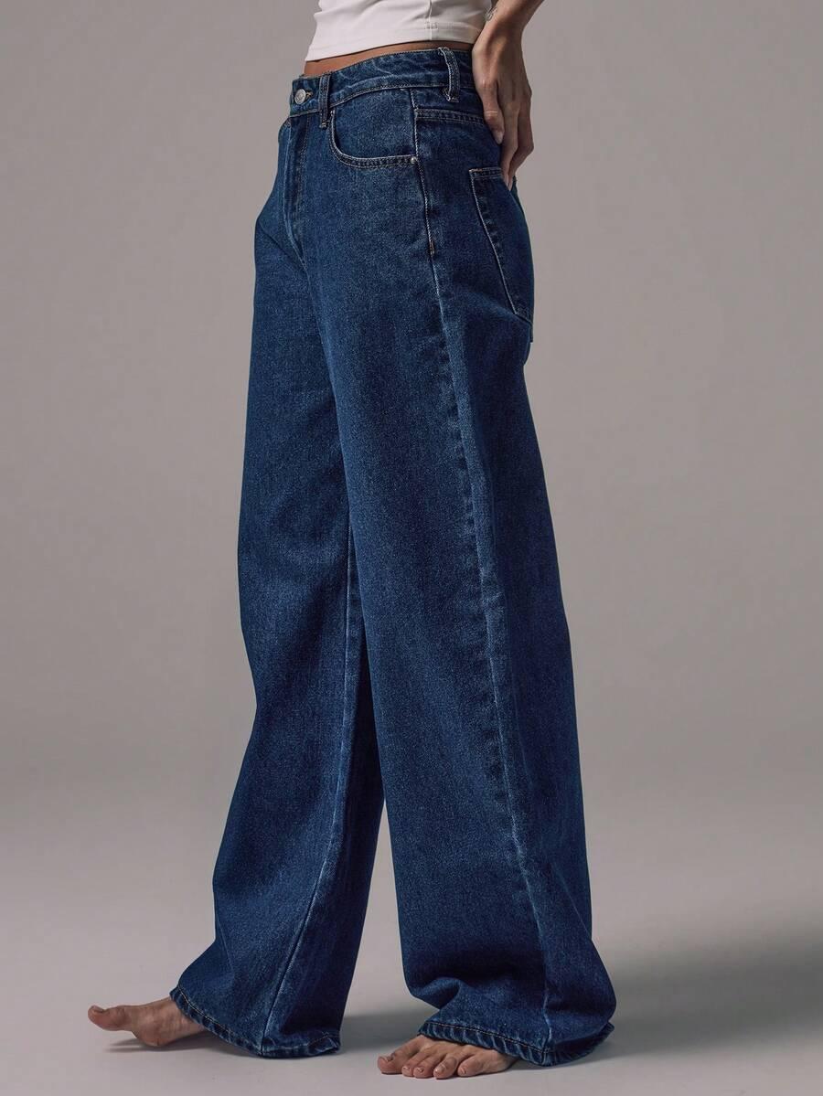 niebieskie spodnie jeans