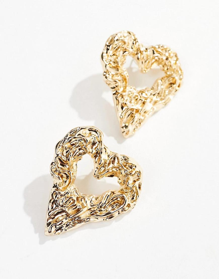 złote kolczyki w kształcie serca tekstura sztyft