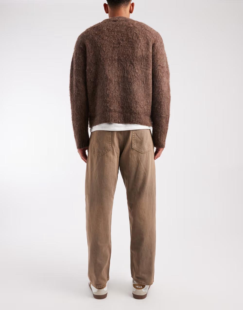 brązowe spodnie jeans
