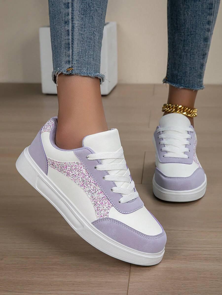 sznurowane buty sportowe