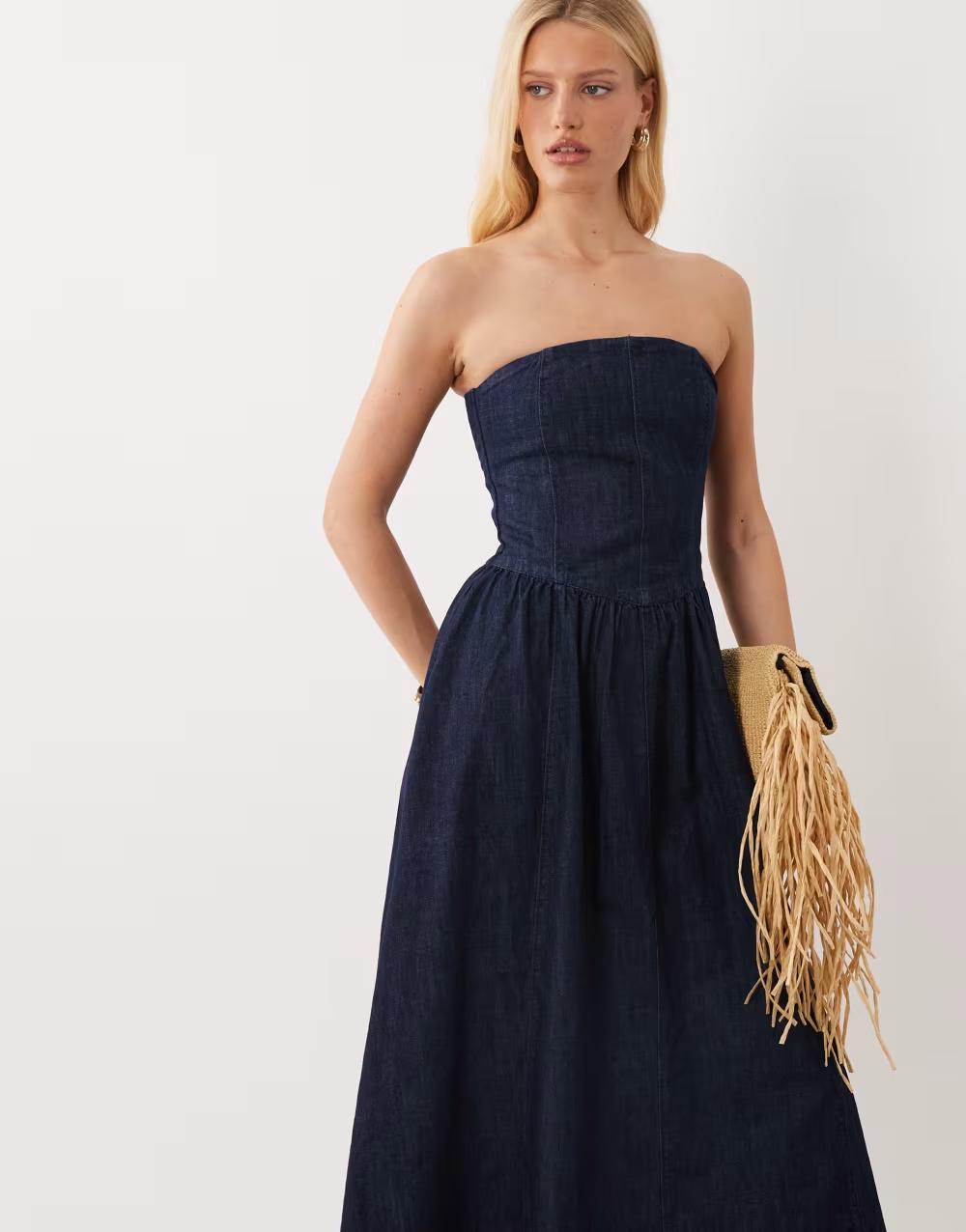 NIEBIESKA MIDI SUKIENKA JEANS ODKRYTE RAMIONA