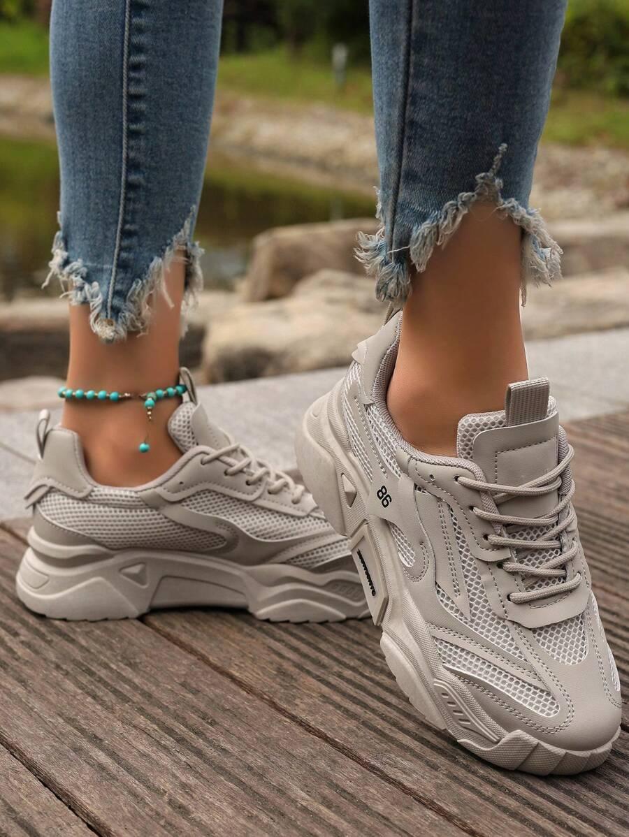 szare sznurowane buty sportowe