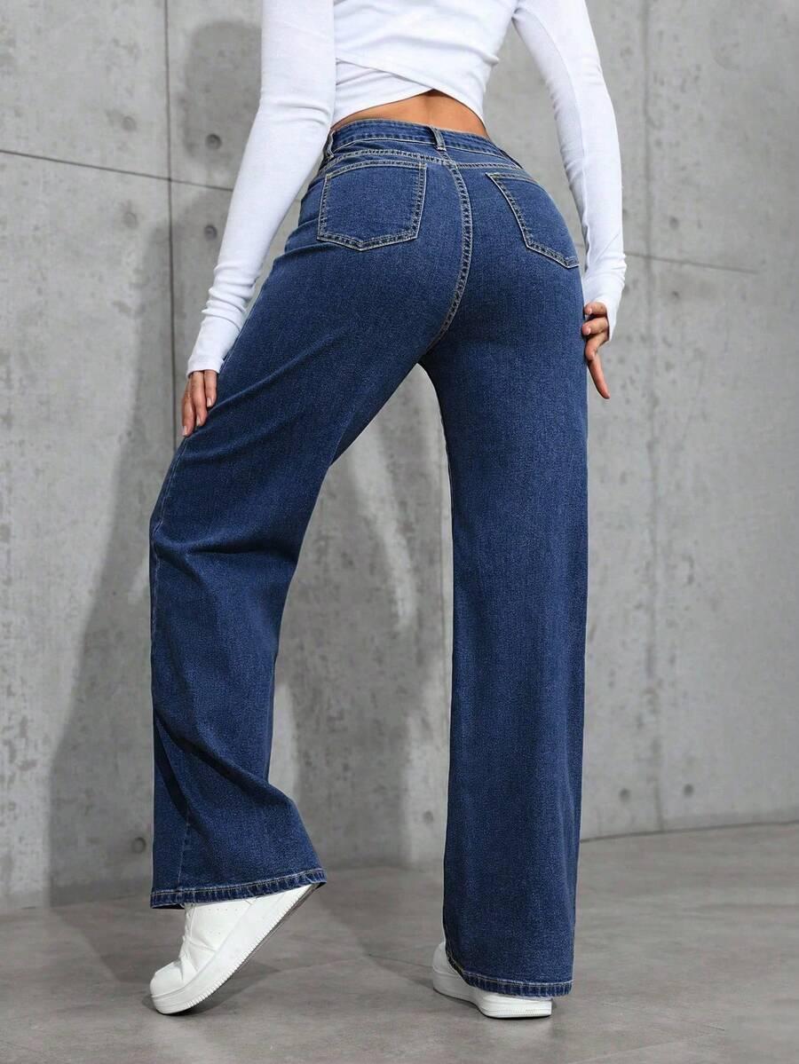 niebieskie spodnie jeans