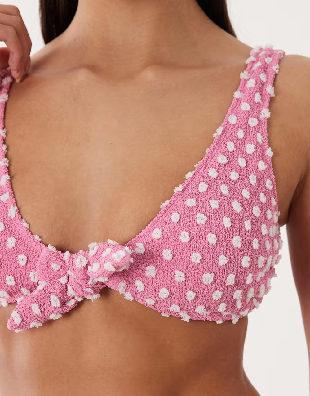różowa góra od bikini groszki