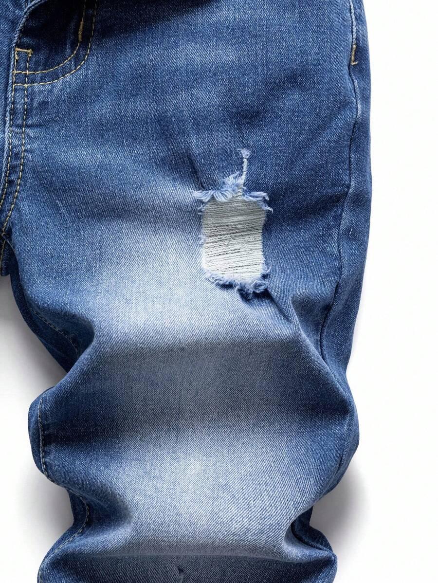 niebieskie spodnie jeans