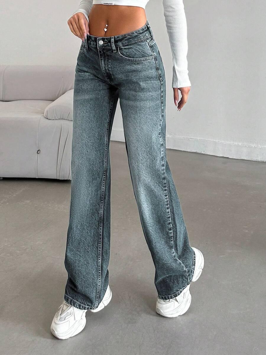niebieskie spodnie jeans