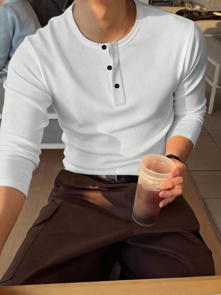 biała koszulka z długim rękawem