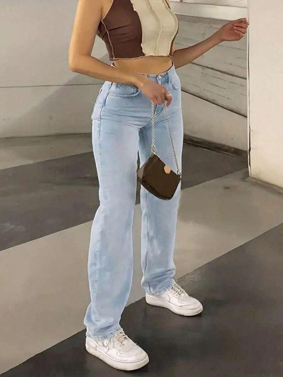niebieskie spodnie jeans