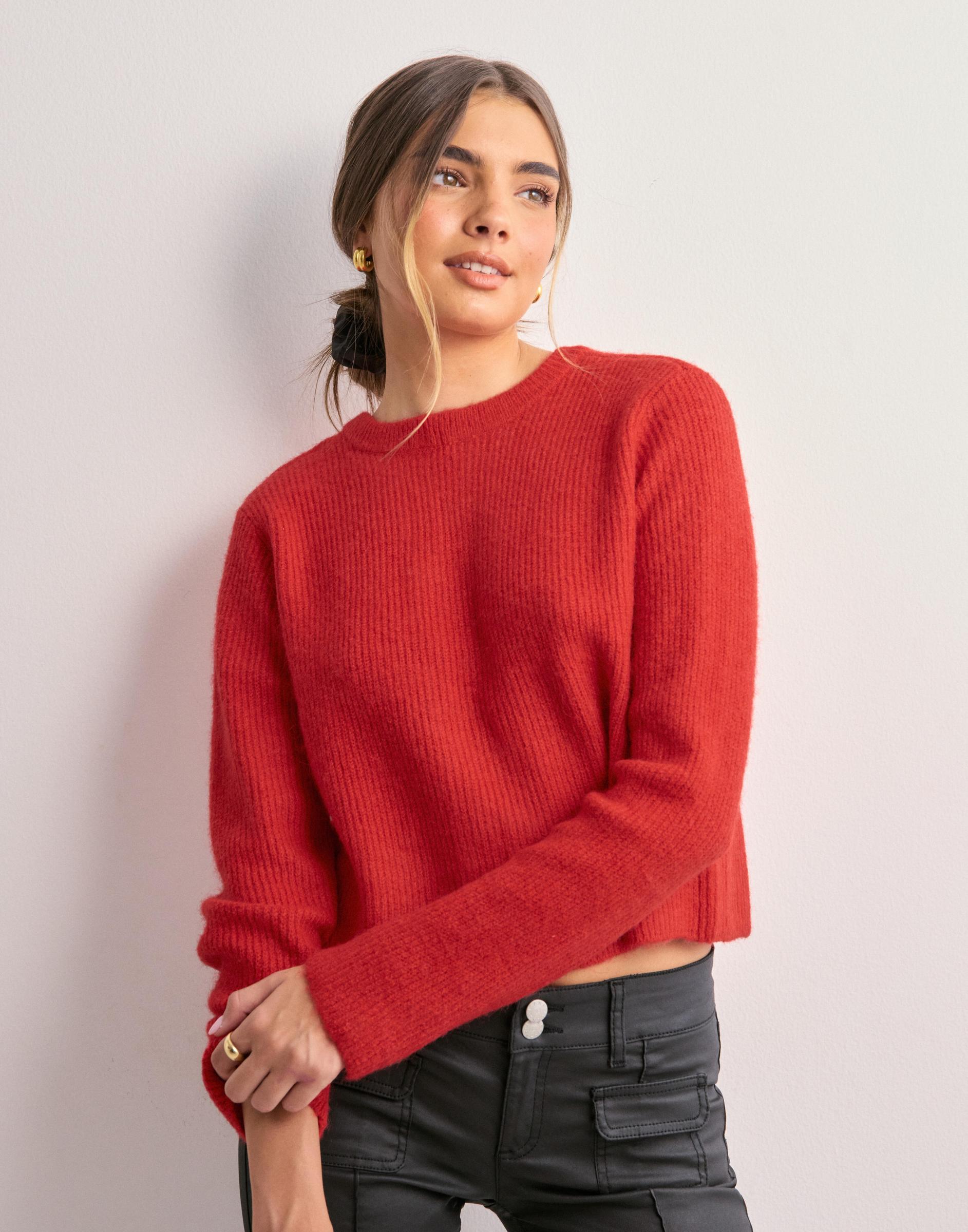 czerwony sweter z wiązaniami na plecach