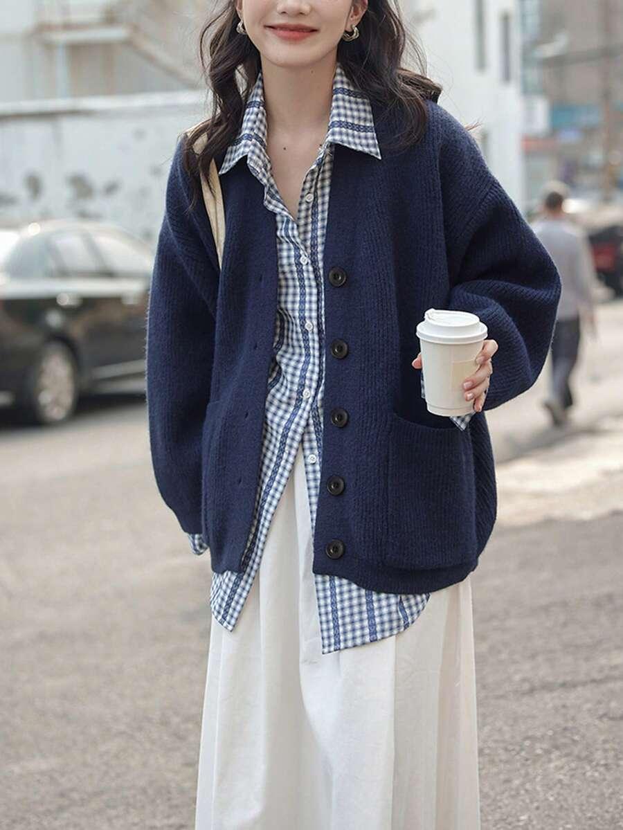 granatowy sweter guziki