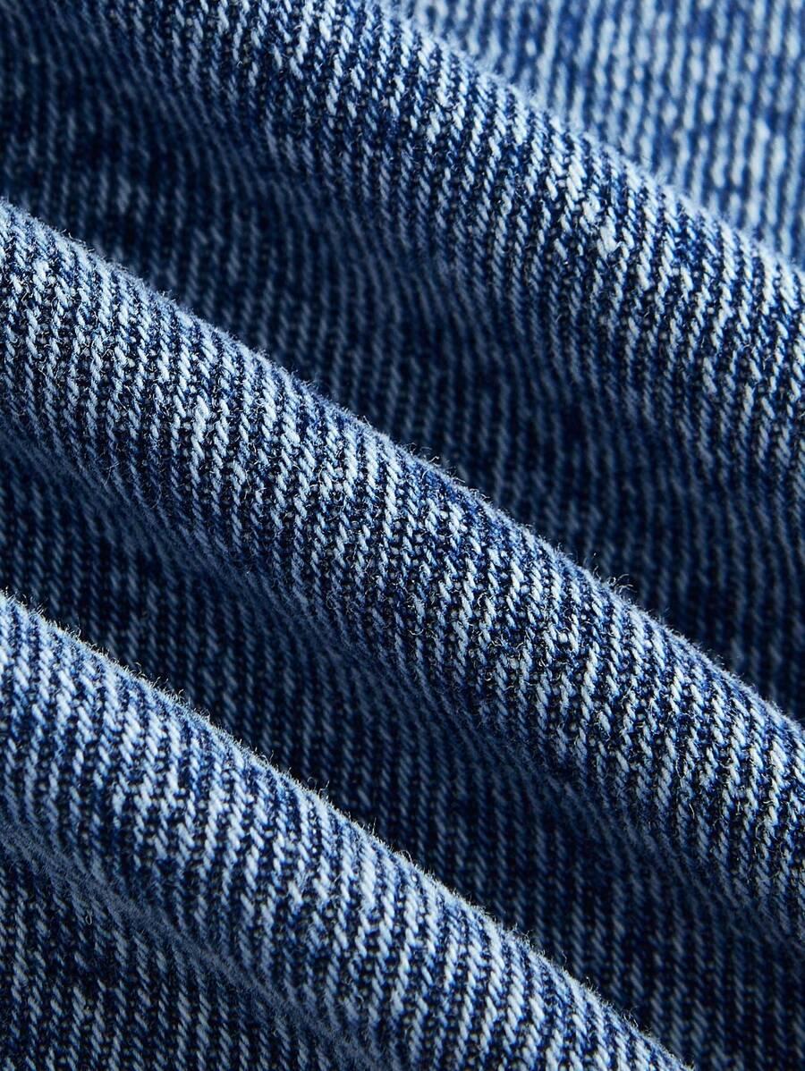 niebieskie spodnie jeans