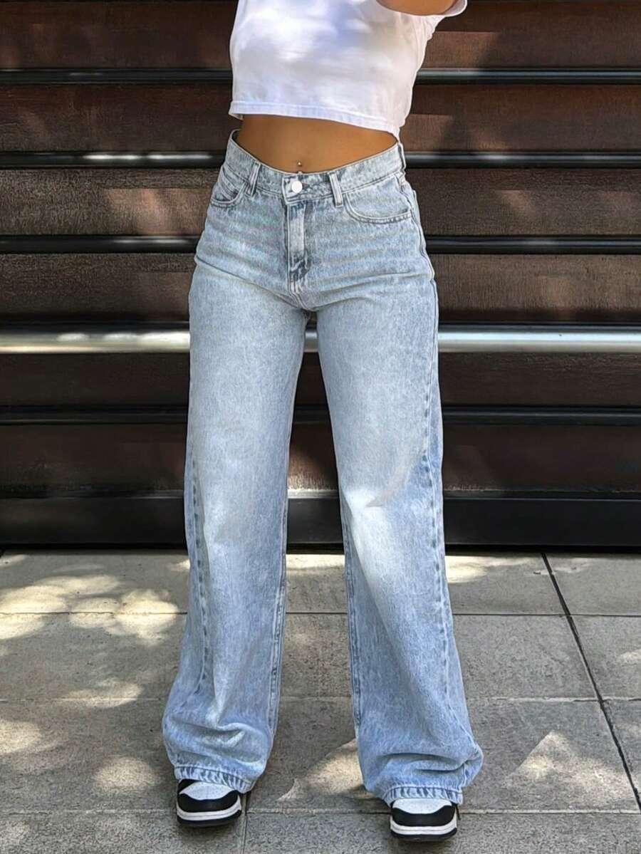 niebieskie spodnie jeans