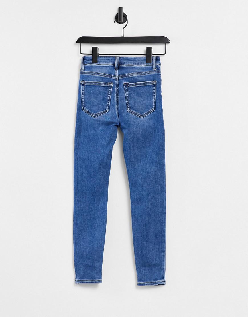 niebieskie spodnie jeans rurki
