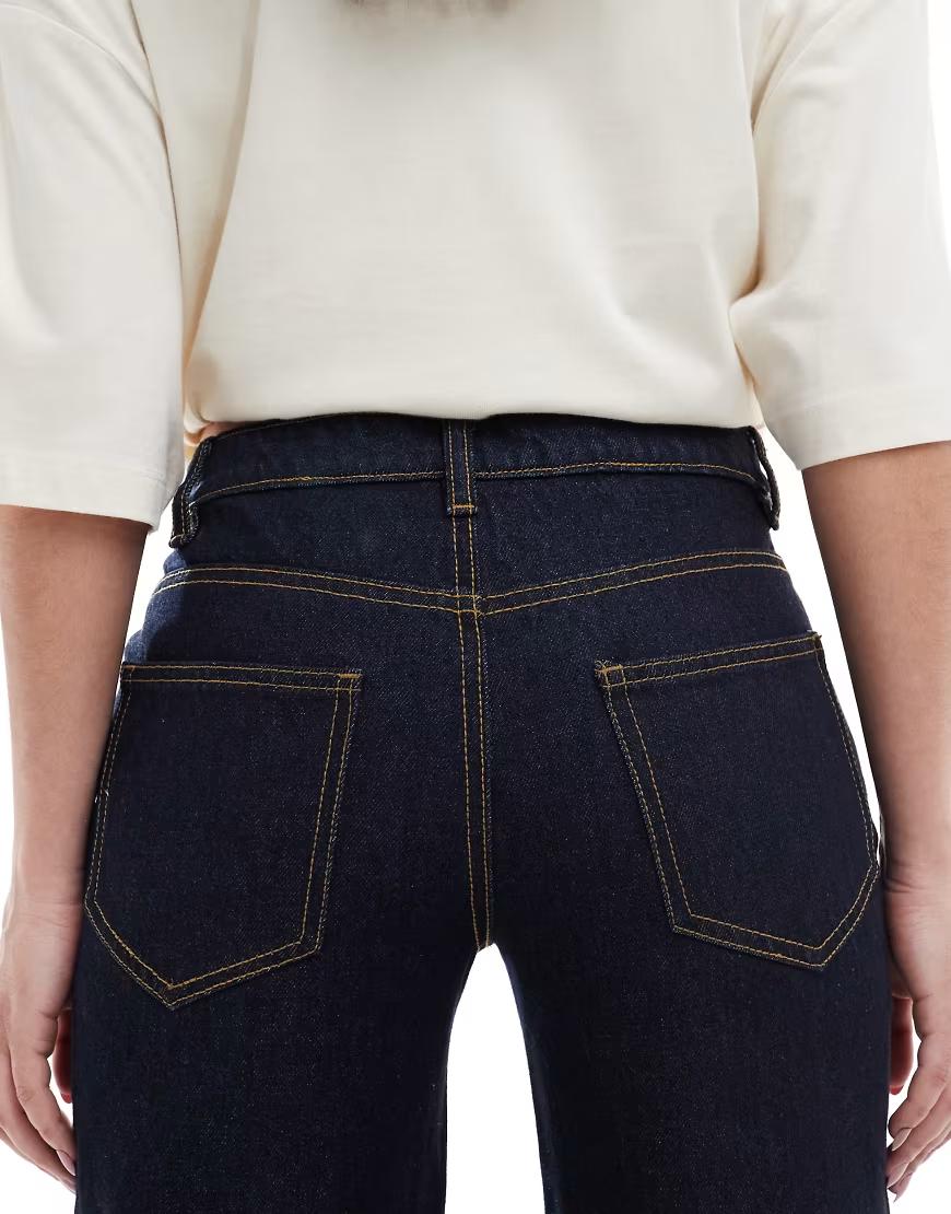 granatowe spodnie jeans kieszenie