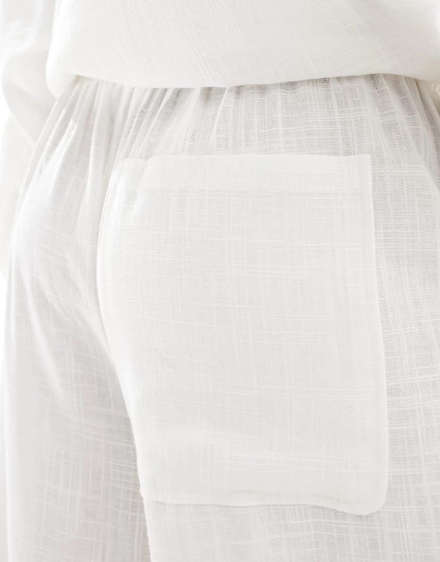 białe proste spodnie lniane na gumce