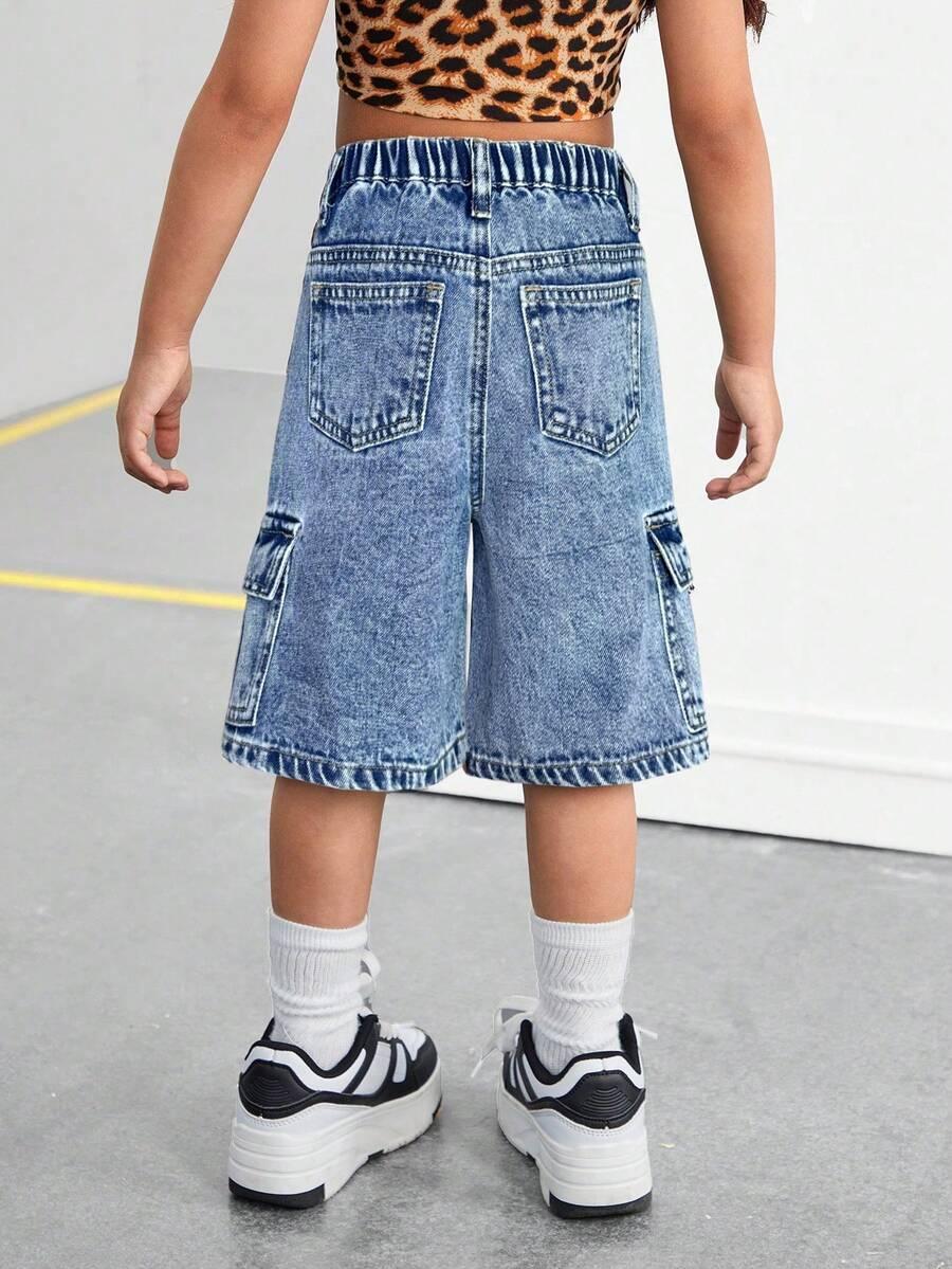 niebieskie spodenki jeans