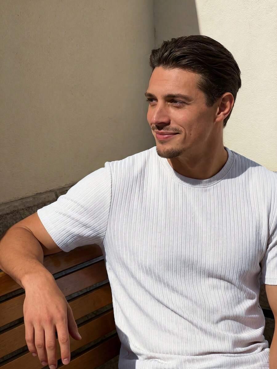 BIAŁY PRĄŻKOWANY T-SHIRT