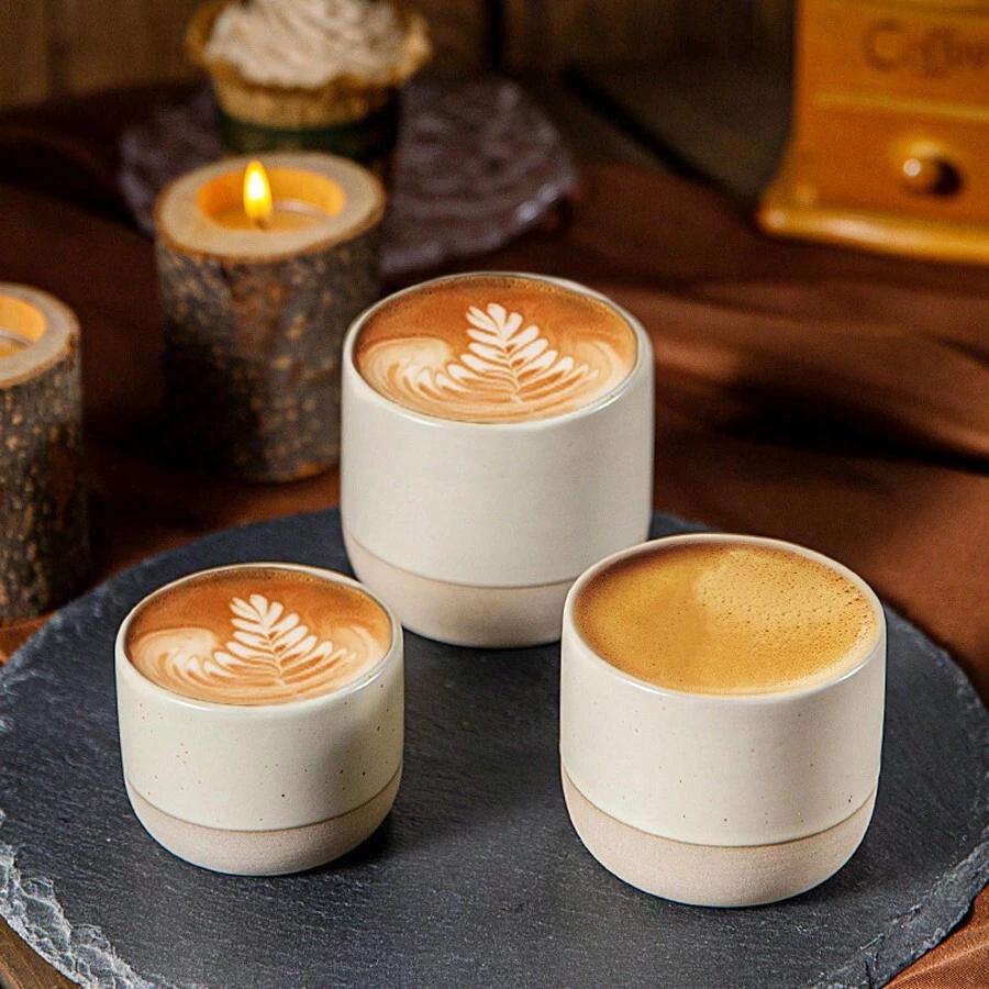 beżowy kubek do espresso