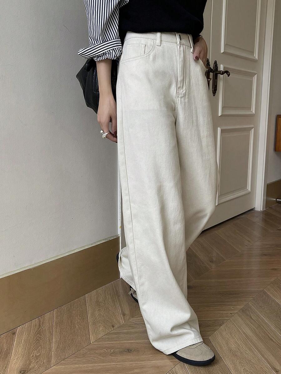 beżowe spodnie jeans
