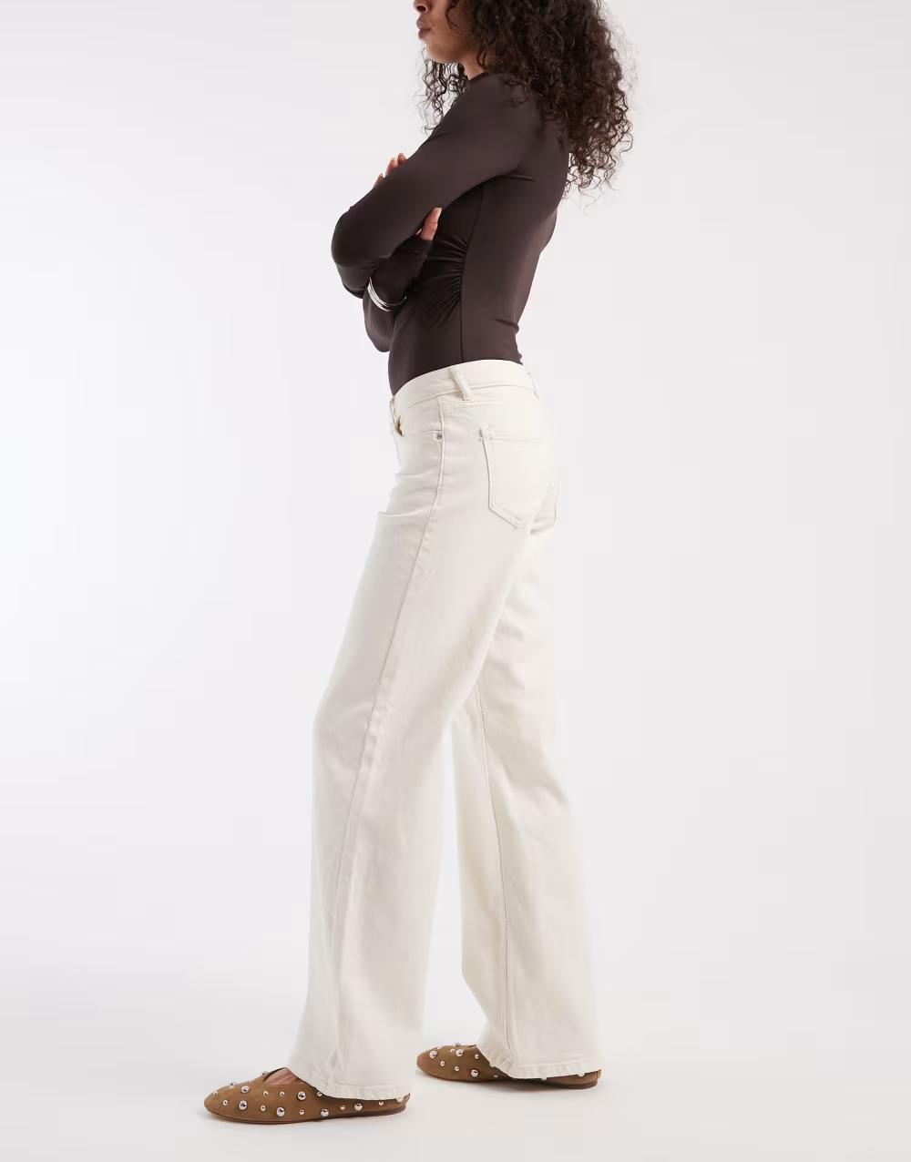kremowe spodnie jeans kieszenie