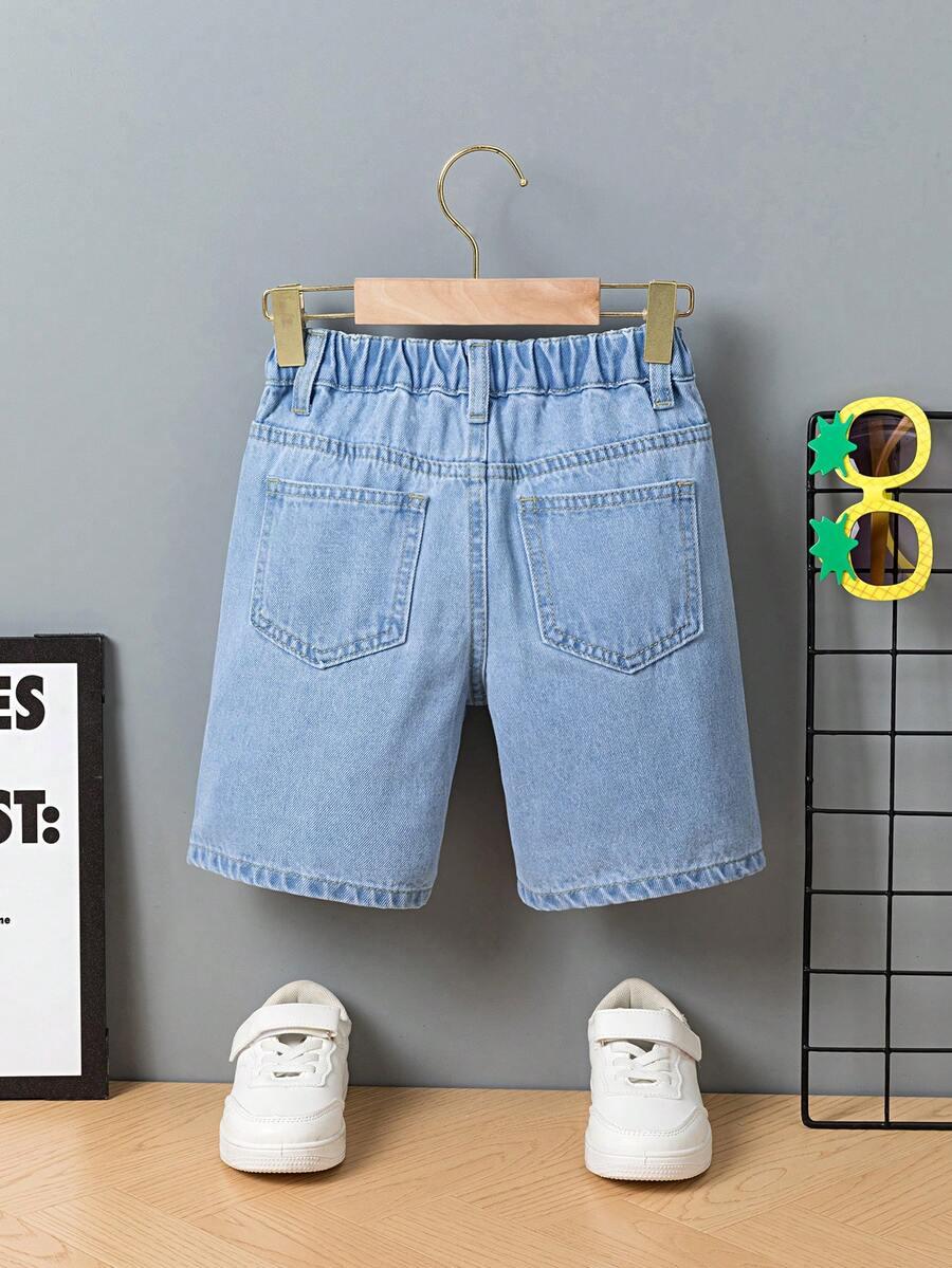 niebieskie spodenki jeans
