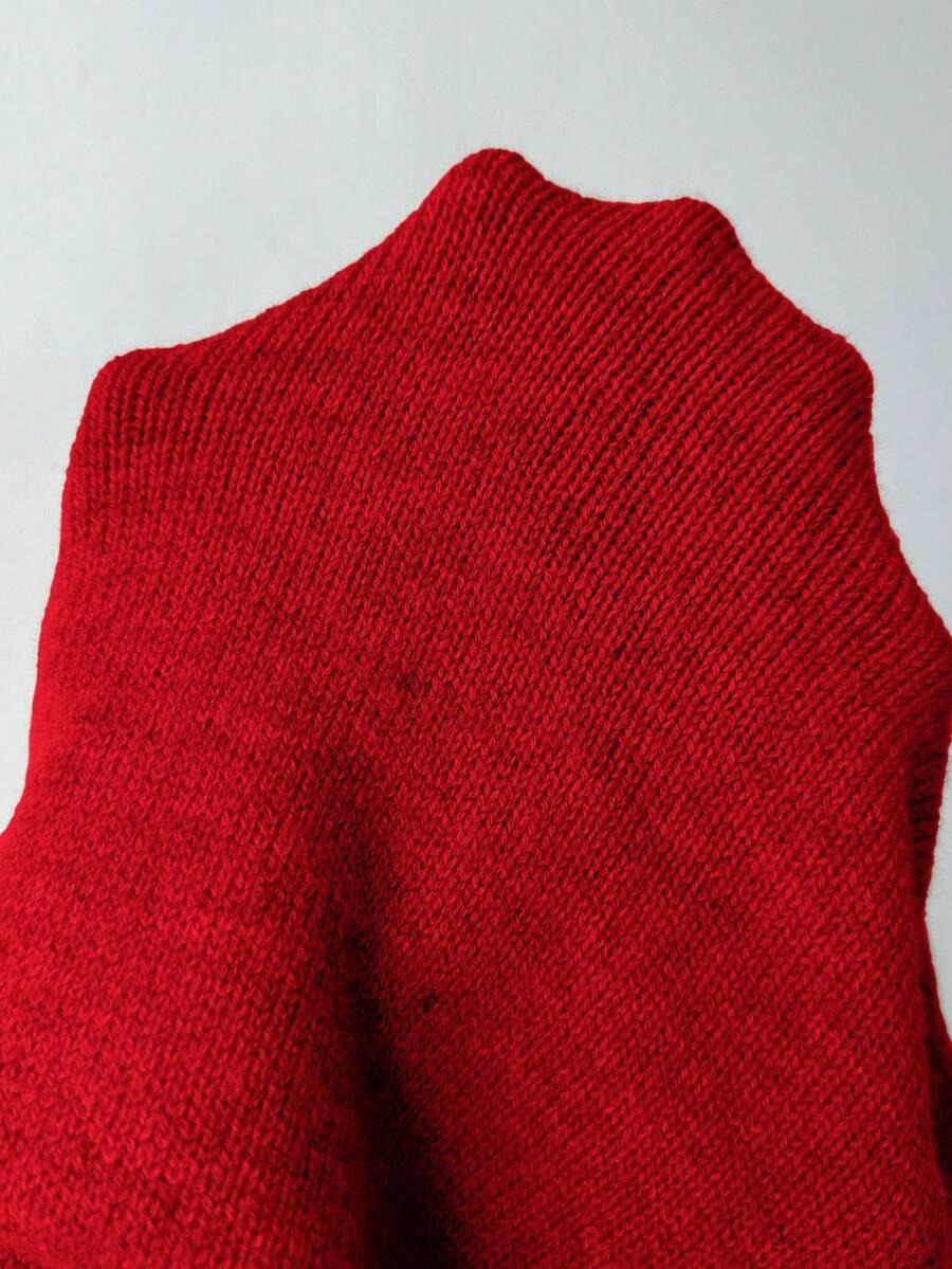 czerwony sweter z golfem