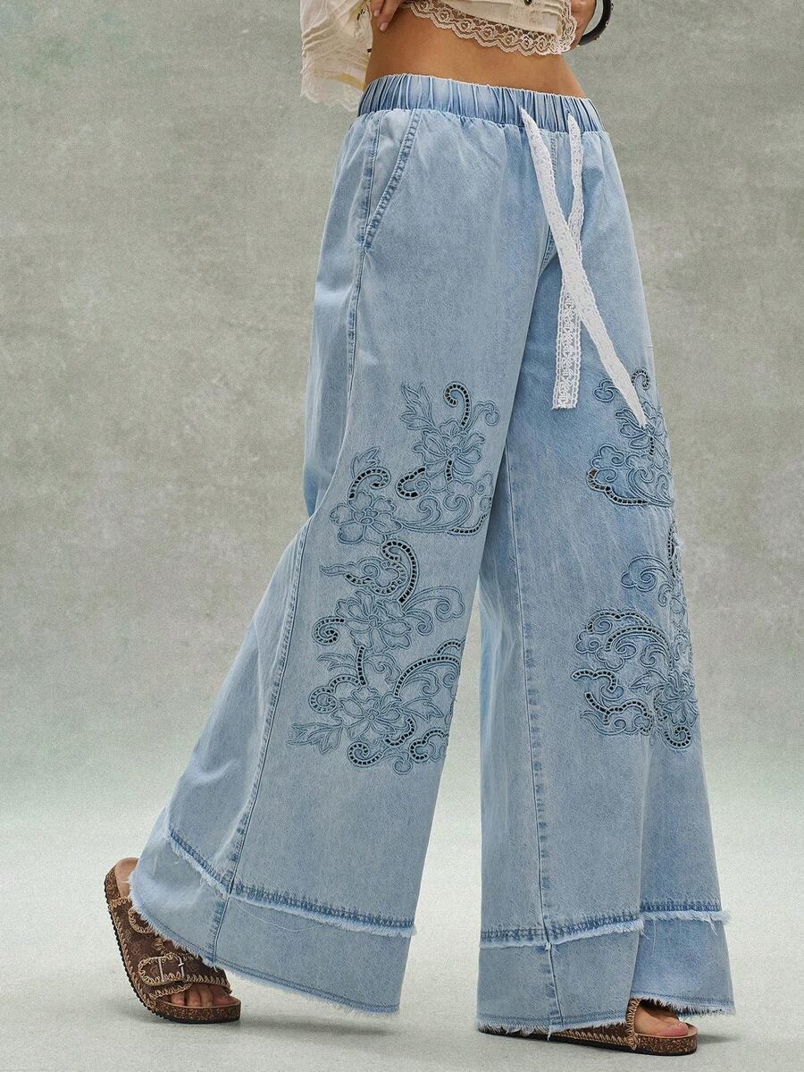 niebieskie spodnie jeans