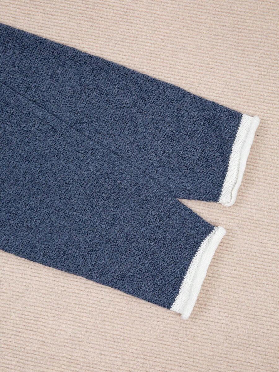 niebieski sweter v-neck