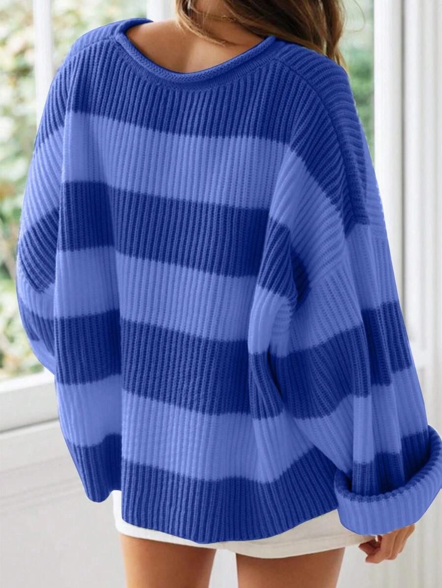 niebieski sweter w paski