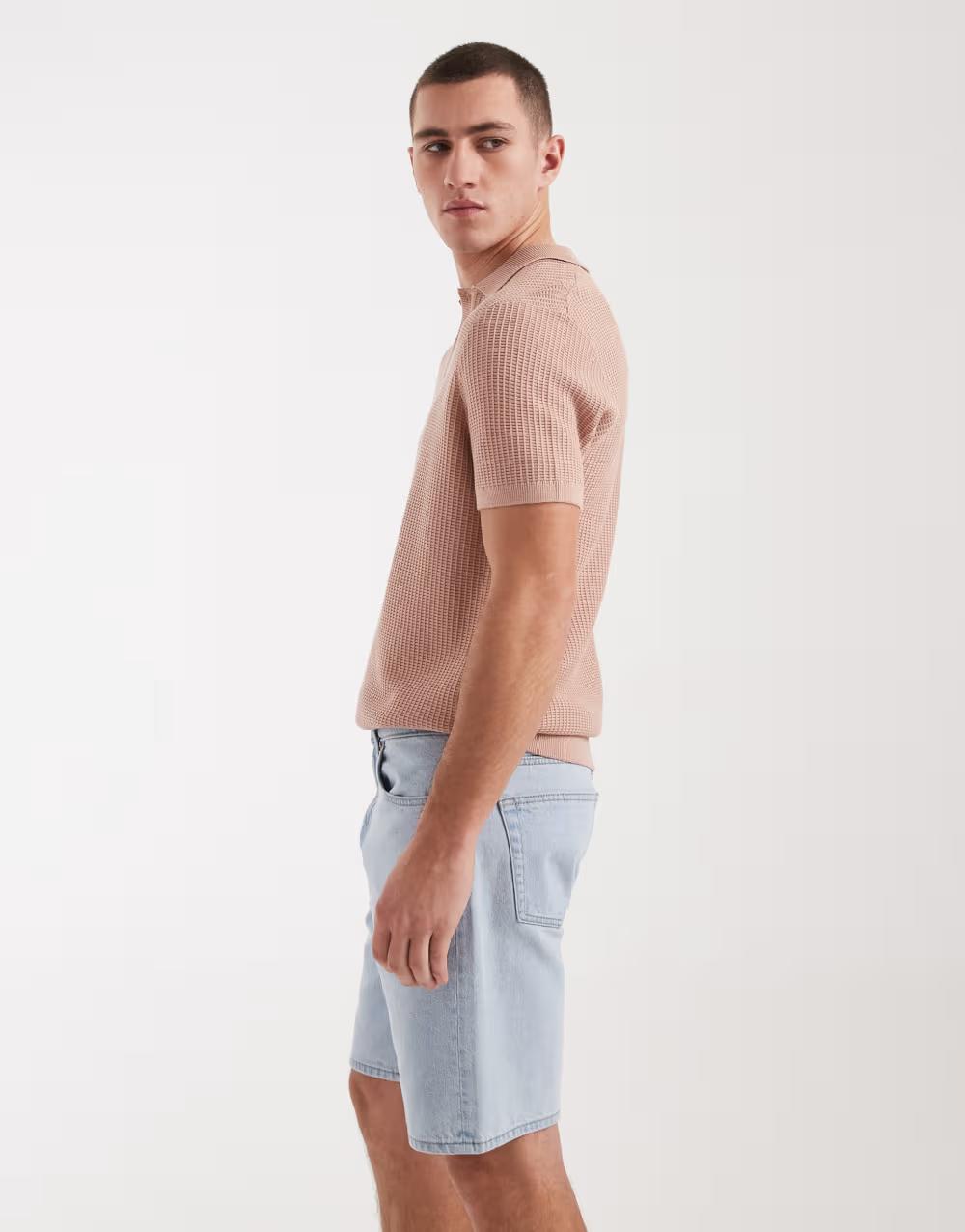 niebieskie spodnie jeans
