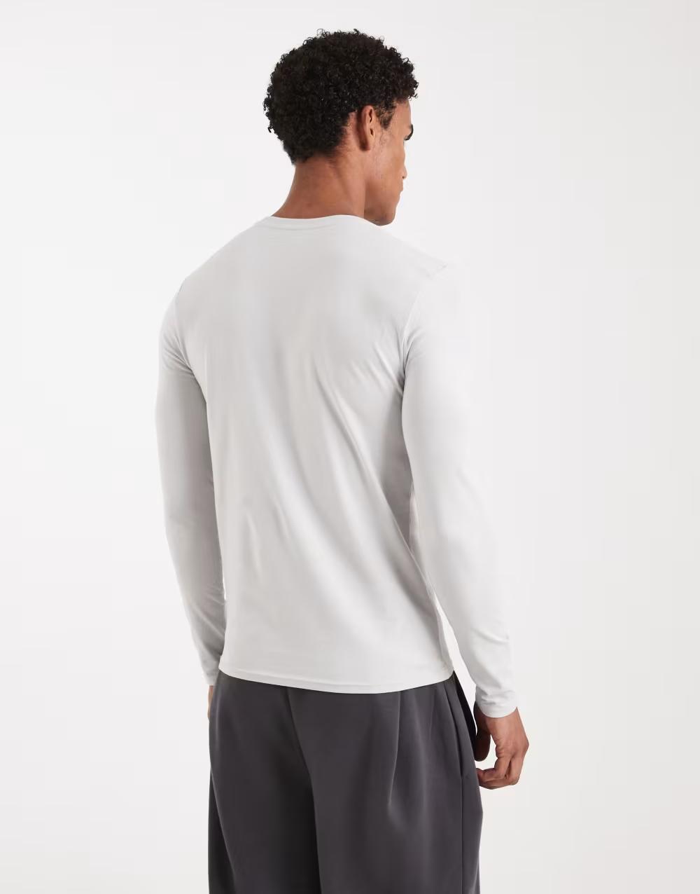 szary T-shirt okrągły dekolt